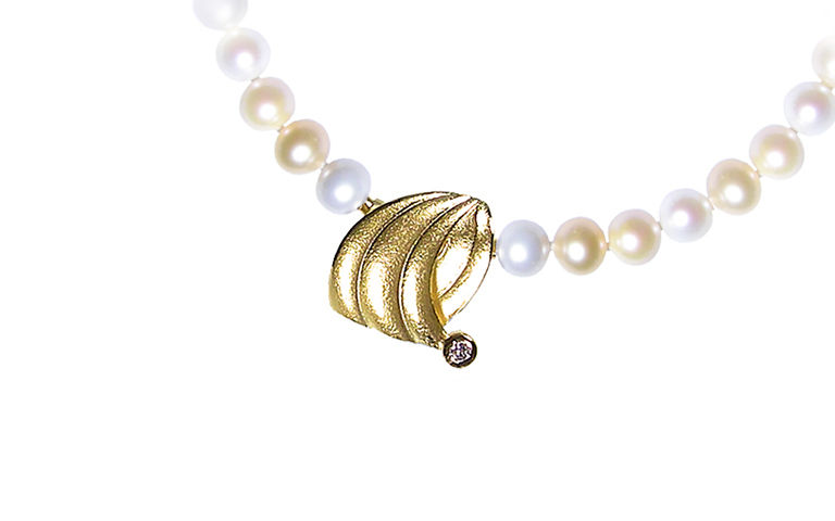 09014-pearl-clasp gold 750 and brilliantjpg